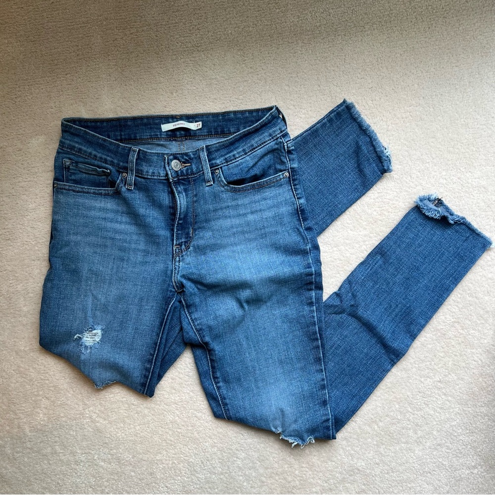 Levi’s 711 Medium Wash Skinny Jeans with Frayed Bottoms Size 27